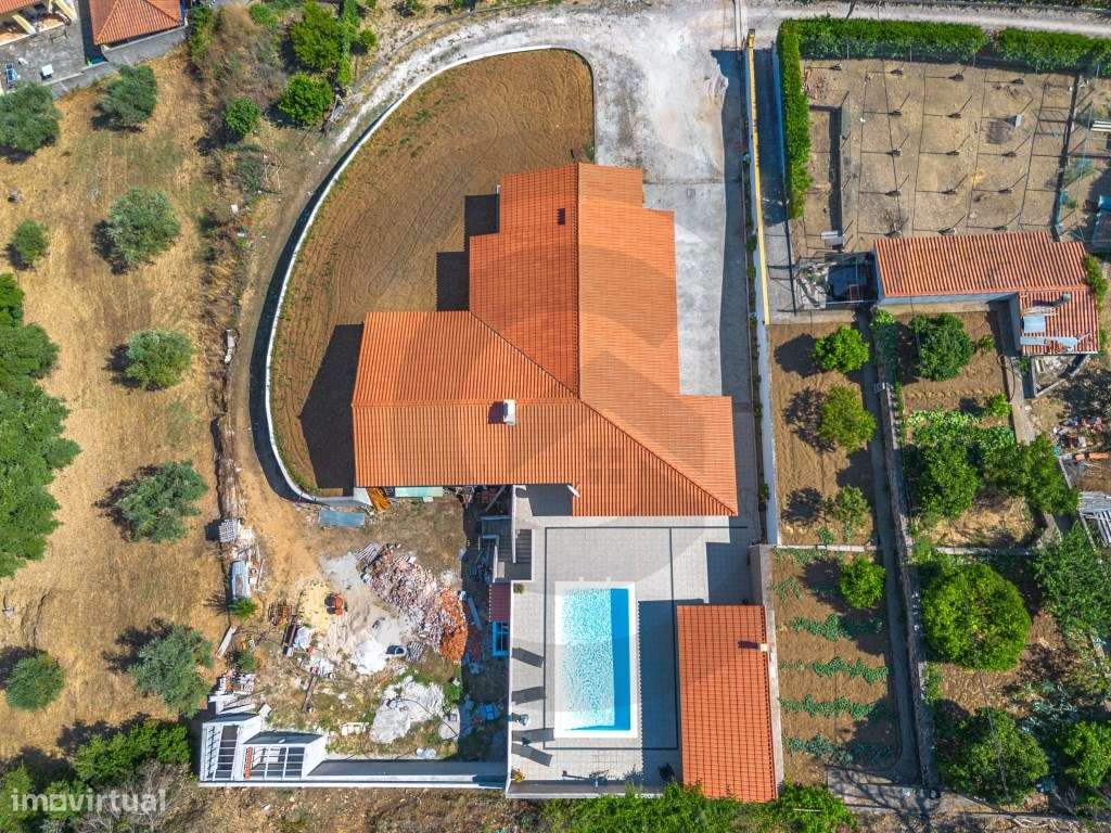 Moradia T4 com piscina e terreno urbano junto à Barragem do Castelo...-11