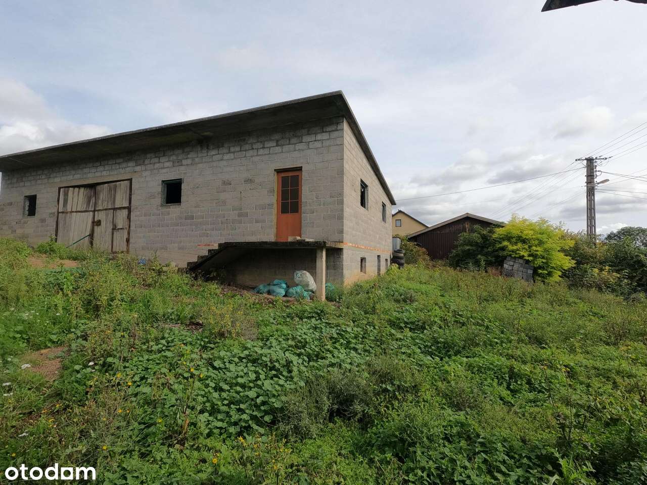 Działka budowlana wraz zabudowaniami bezpośrednio przy drodze.-3