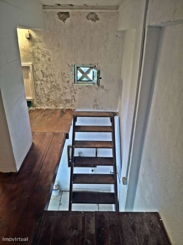Garagem com saída para a rua. Transformada em loft. Bem localizada.-6
