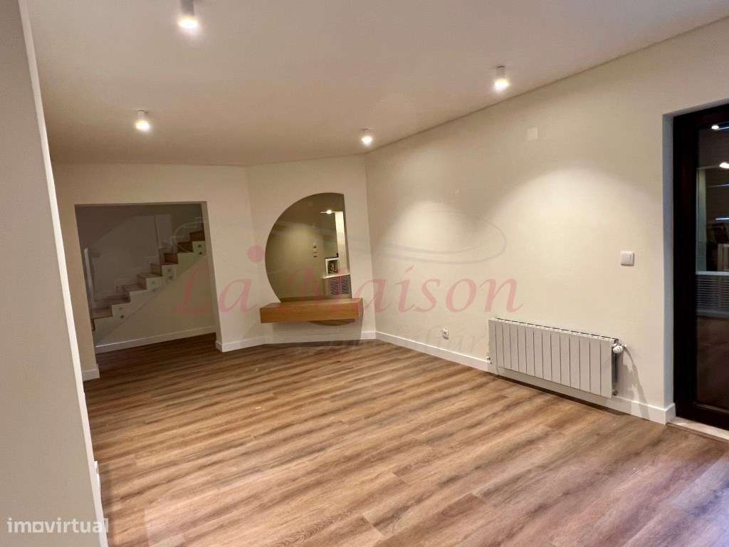 Moradia V4 Duplex no Centro de Loures-17