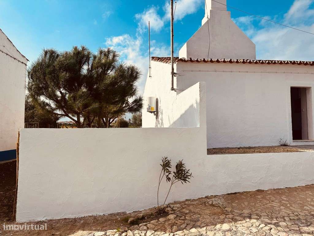 Moradia T2, inserida em lote com 1125 m2 com piscina, em Santiago M...-26