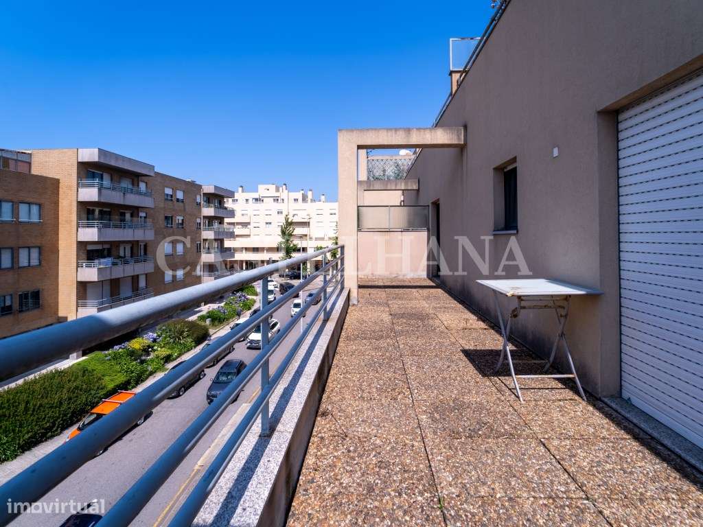 Apartamento T1 com terraço e lugar de garagem situado no Campo Alegre - Grande imagem: 4/23