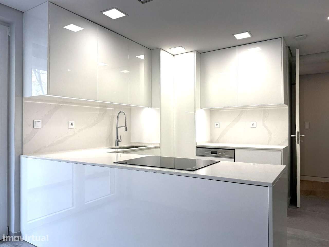 Apartamento T3 novo com estacionamento no centro de Carcavelos-17