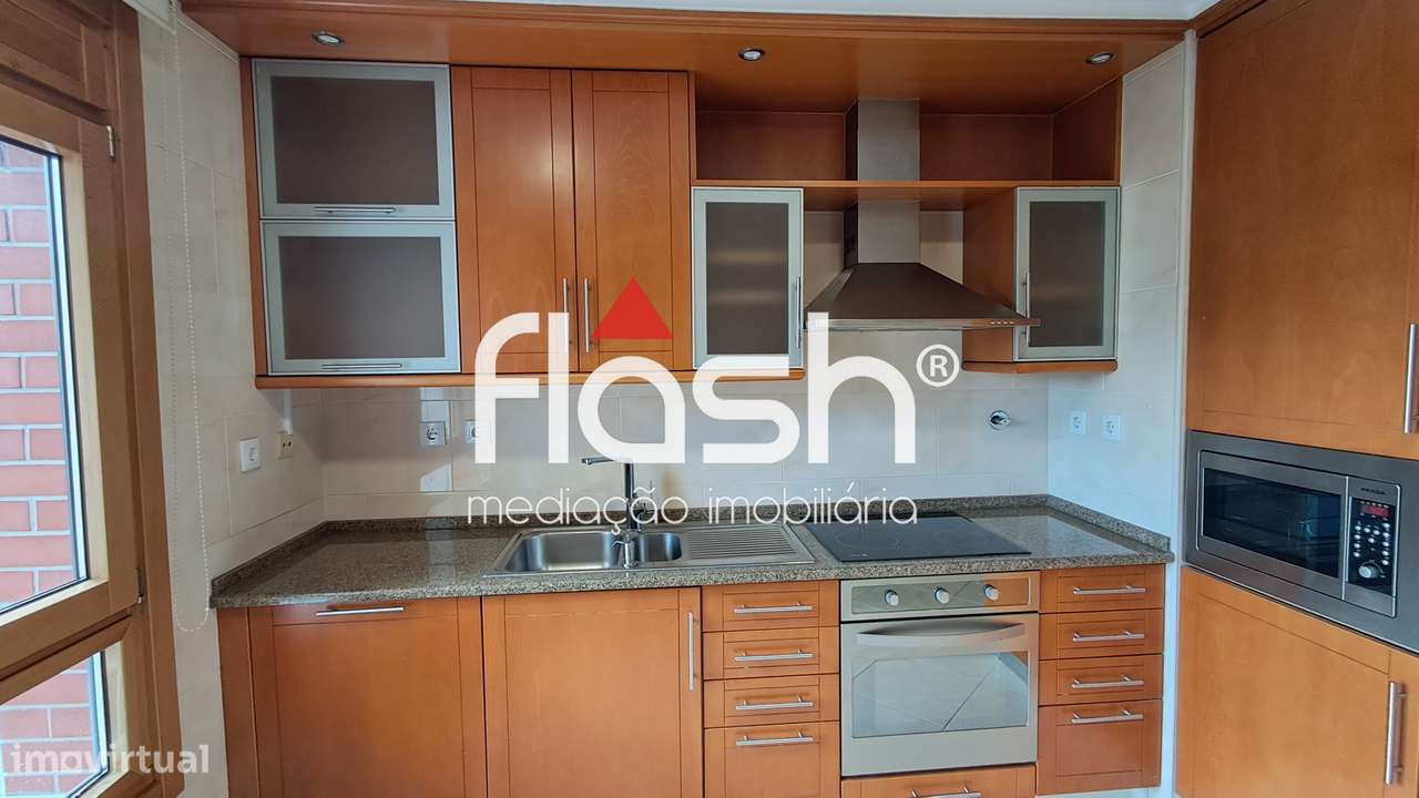 Apartamento T3 com 4 parqueamentos em Odivelas-11