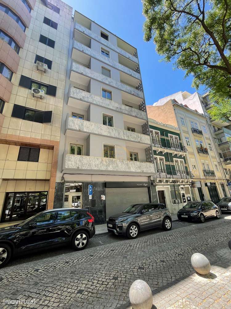 Apartamento T5 convertido num Luxuoso T3 – Av. Conde Valbom, Avenidas-20