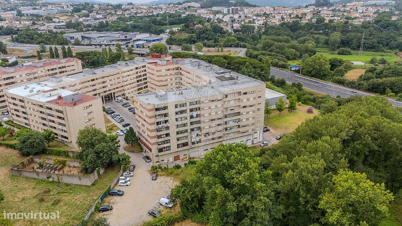 Apartamento T3 Parcialmente Renovado, situado em Ferreiros, Braga-25