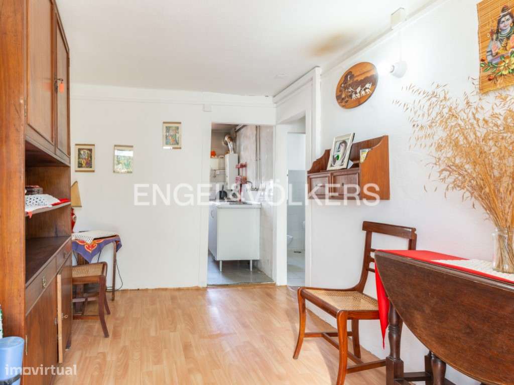 Moradia com Quintal para Remodelação na Prestigiada Zona da Estrela - Grande imagem: 2/30