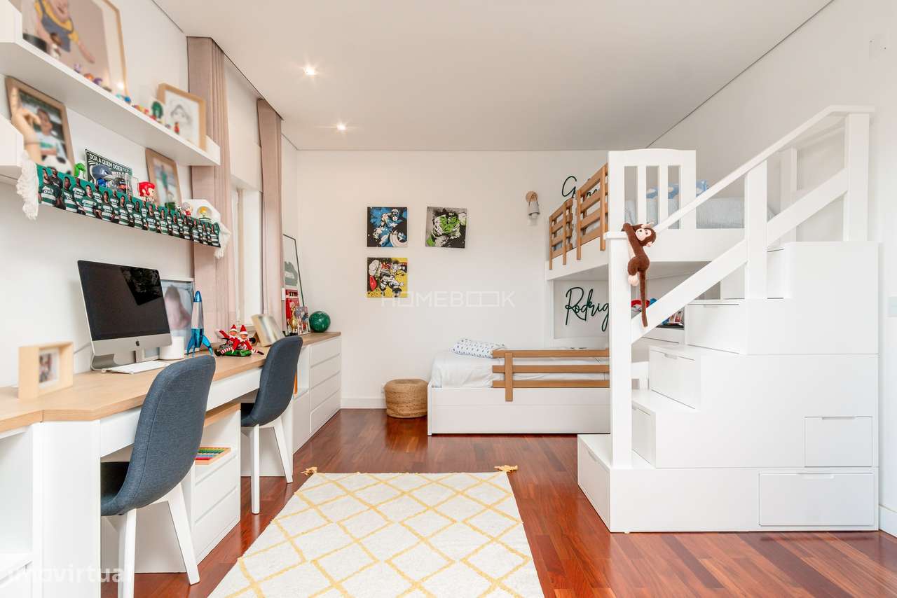 Moradia T5 renovada em condomínio fechado com piscinas, campo de ténis-29