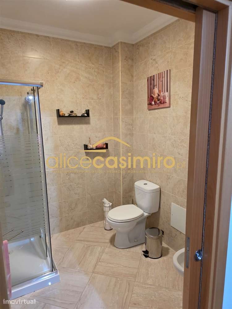 Moradia T4 - boas áreas- excelente estado!-9