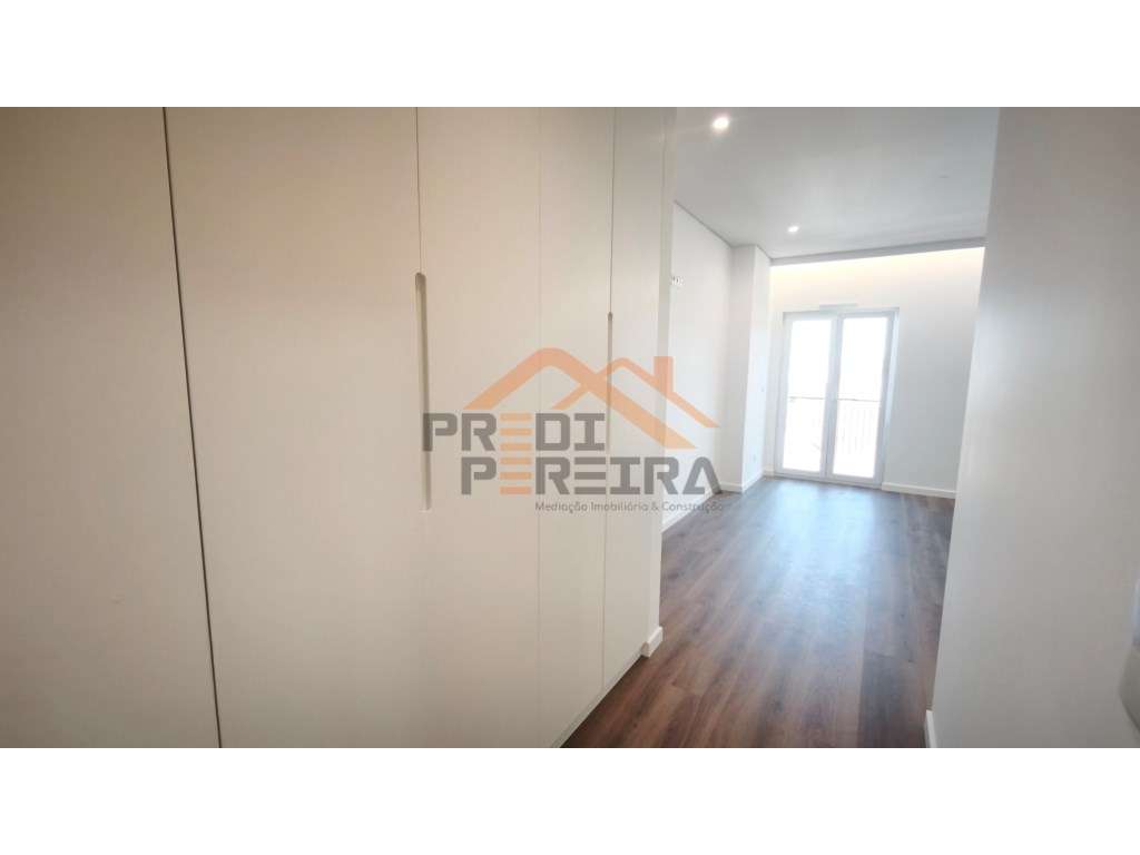 Situado em Caneças, apartamento T4 com duas suites, uma box e um pa...-31
