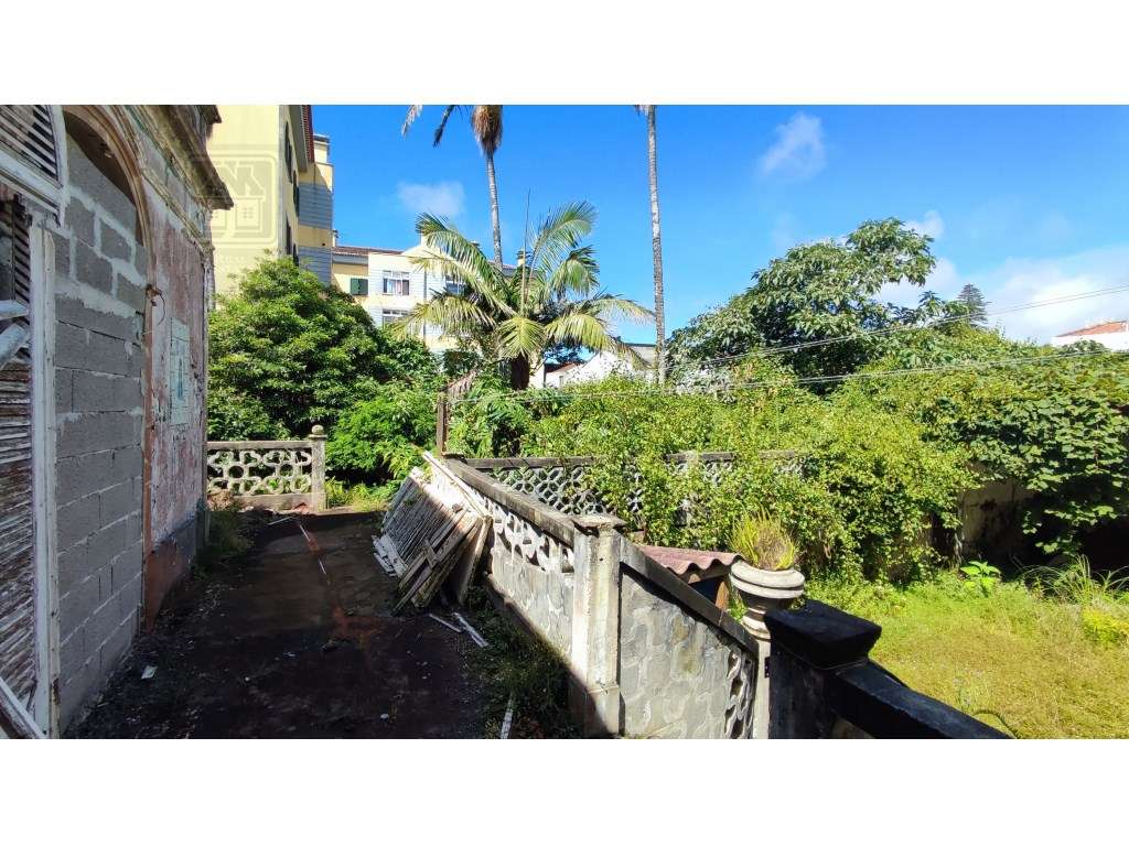 AMPLO EDIFÍCIO - MORADIA para VENDA no centro histórico de Ponta De...-10