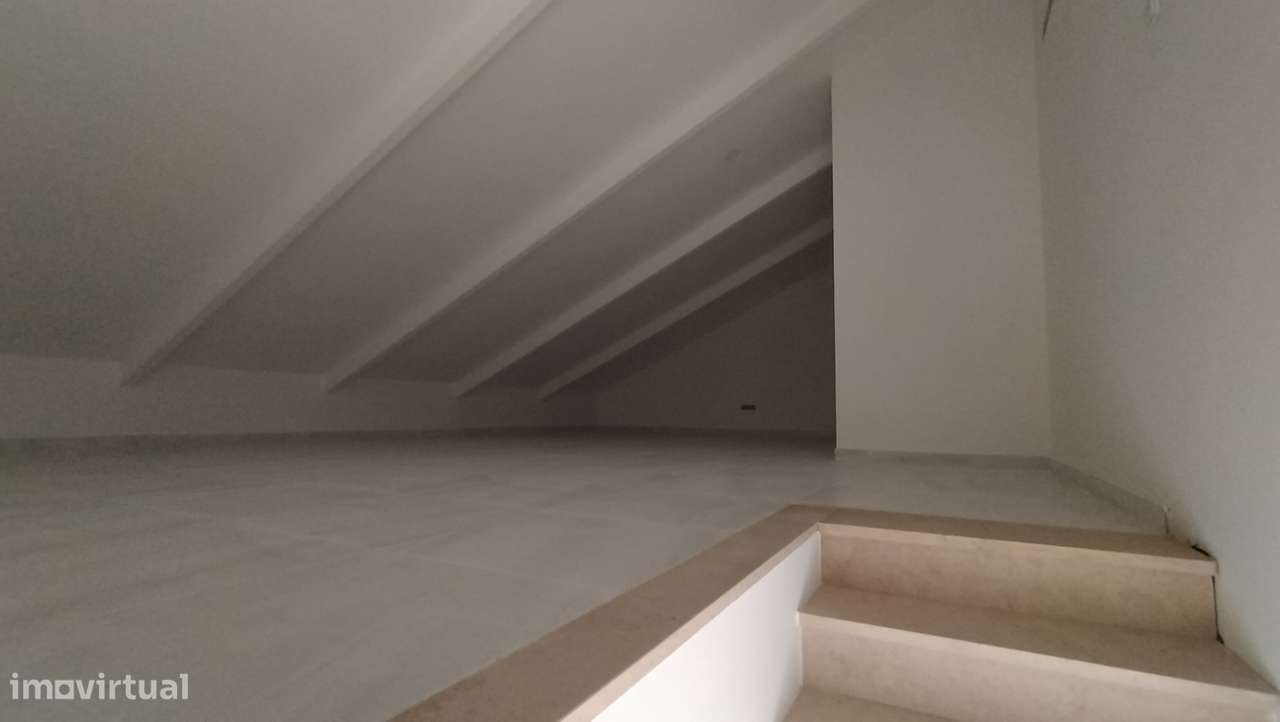 T2 duplex com parqueamento e arrecadação.-14