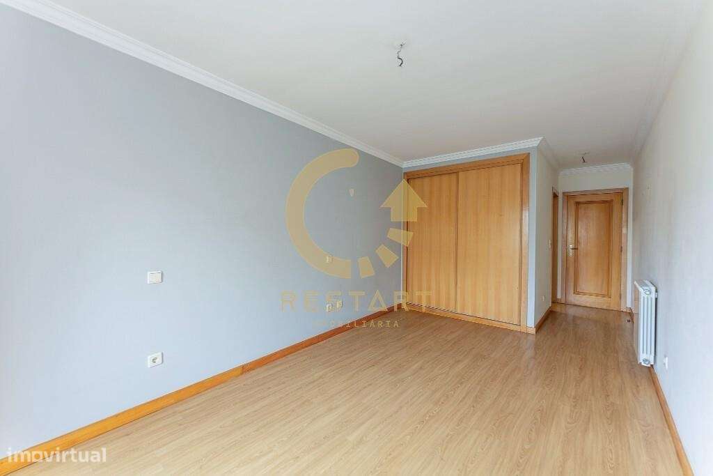 Apartamento T3 com excelente exposição solar, box fechada e junto ao m-39