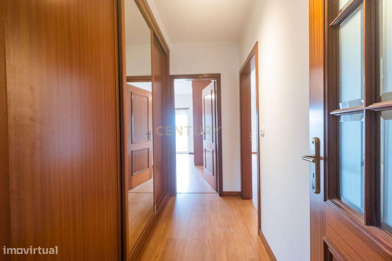 Excelente apartamento T2 com parqueamento em Rio de Mouro-15