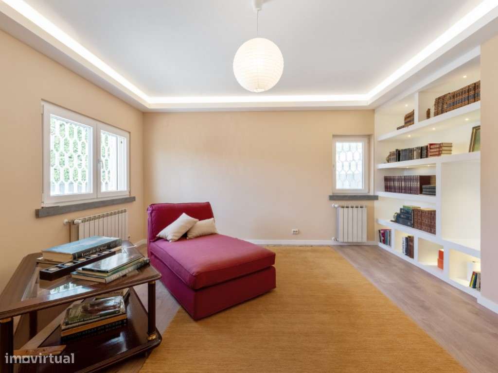 Moradia Isolada com 3 pisos, piscina, court de ténis-11