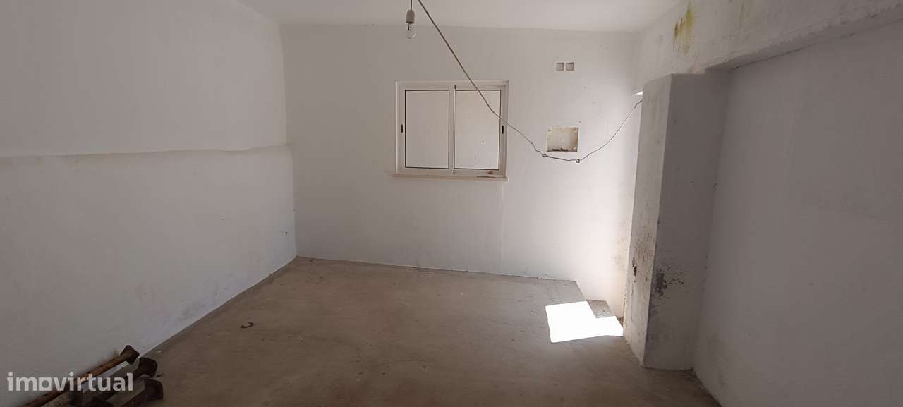 Moradia V5 com logradouro e 10 boxes para cavalos-33