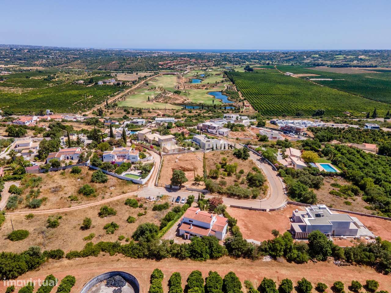 Moradia Bifamiliar T3 + T1 com Piscina  junto aos Campos de Golfe de A-41