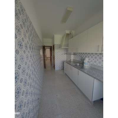 T2 com vista desafogada para zona verde, ao lado da estação Queluz - Grande imagem: 3/33