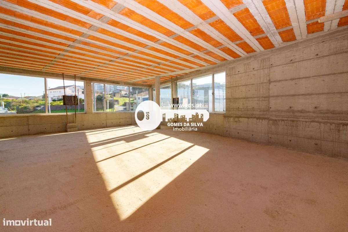 Pavilhão/ Armazém novo com 365m2 próximo da entrada da AE-12