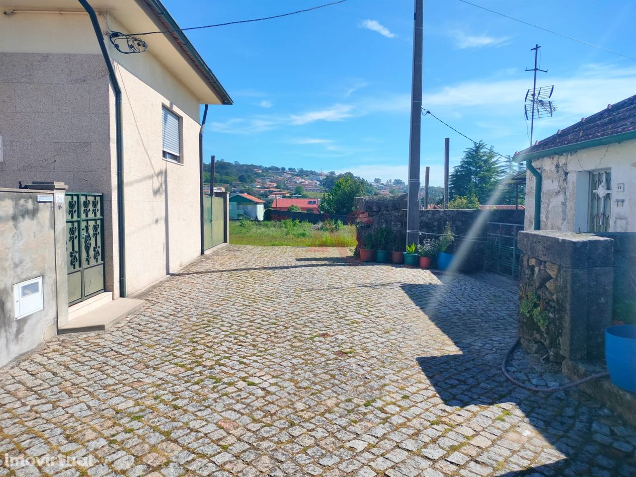 Lote de terreno para construção com 2.258m2 em Vila das Aves, Santo Ti