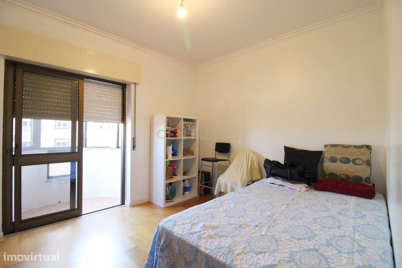 Apartamento T3 com Vista Panorâmica em Almada-24