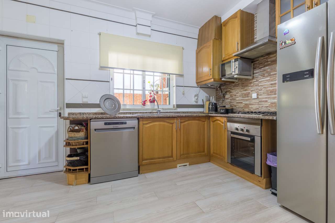 Moradia geminada de tipologia T3 com piscina, garagem e jardim-9