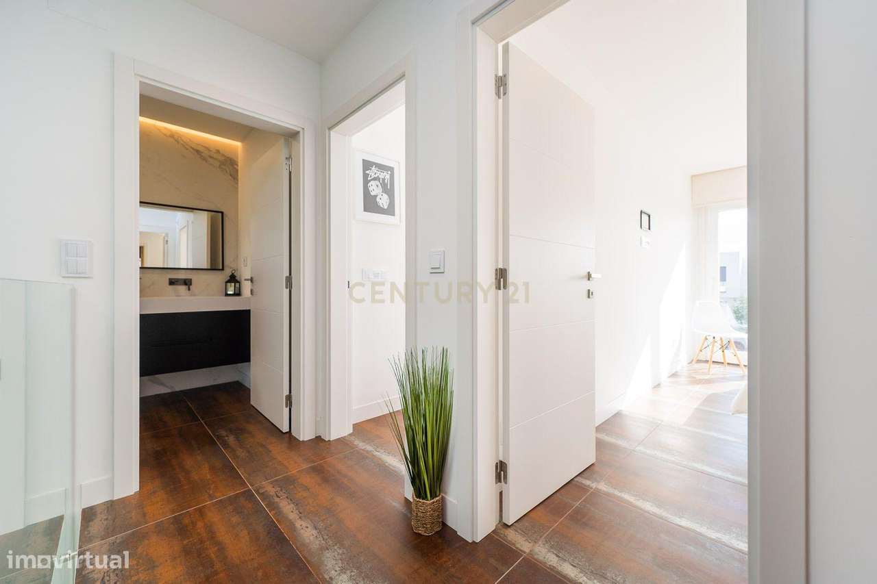 Excelente moradia geminada V4 em Urbanização nova na zona de Albarraqu-55