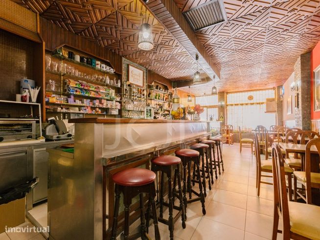Café Totalmente Equipado em Zona Residencial Próxima à Praia em Paç...-1