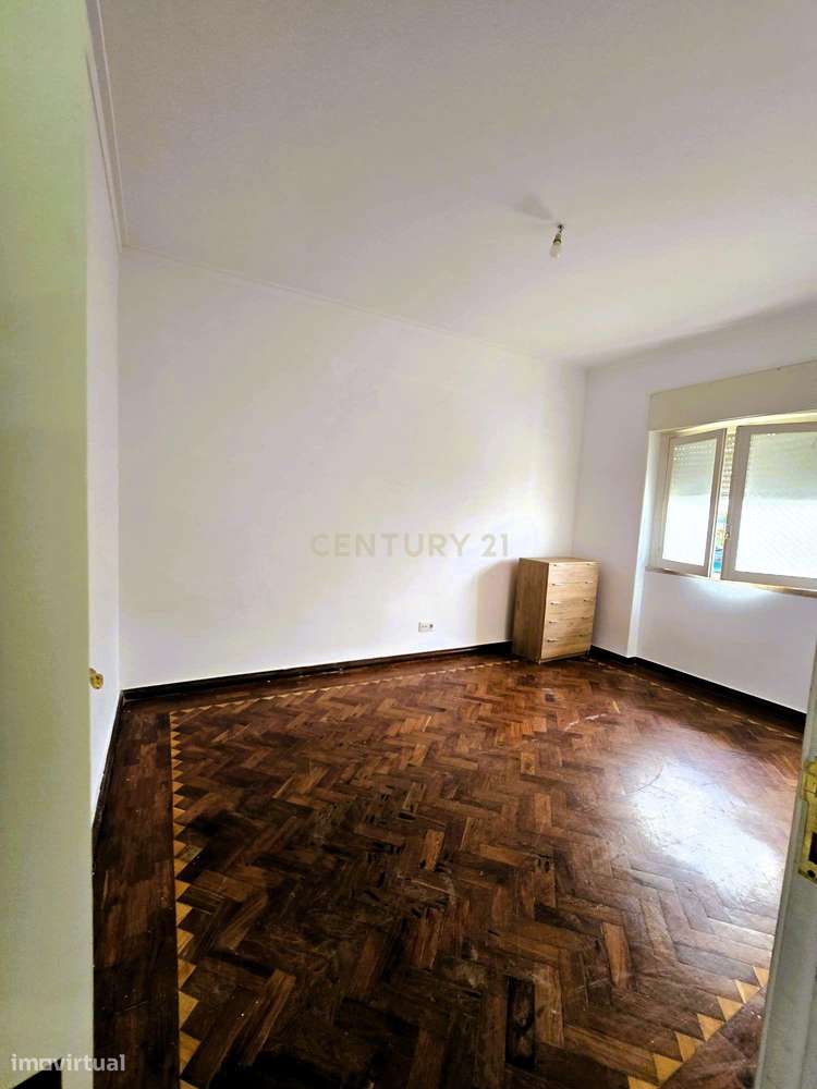 T1 em Linda-a-Velha – Cozinha Remodelada e Excelente Localização-9