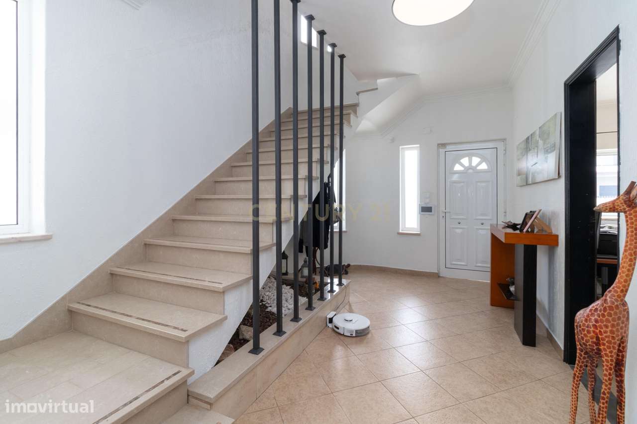 Moradia T4 com áreas generosas em Fernão Ferro - Grande imagem: 3/48