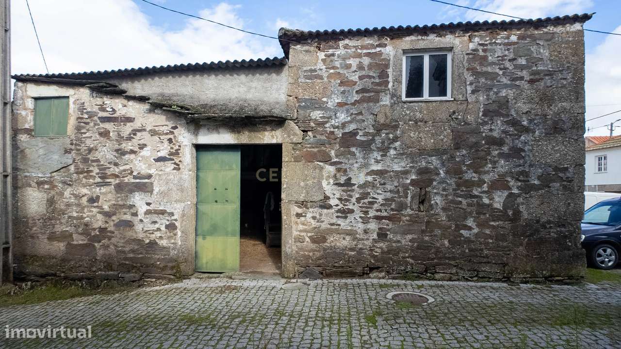 Ruína num ambiente tranquilo para demolir ou reconstruir - Grande imagem: 5/27