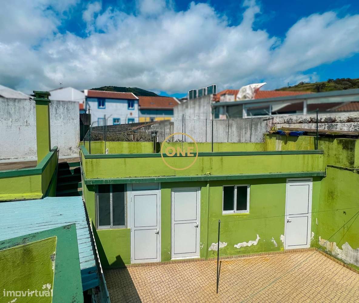 Moradia V4+ com pátio e enorme potencial no centro de Água de Pau – - Grande imagem: 5/26