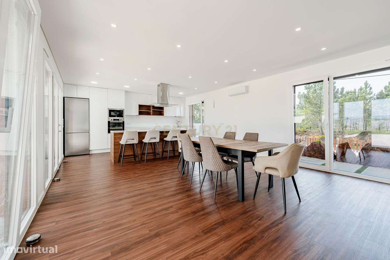 Moradia T4 em Fernão Ferro, Seixal, com Piscina e enorme Jardim-11