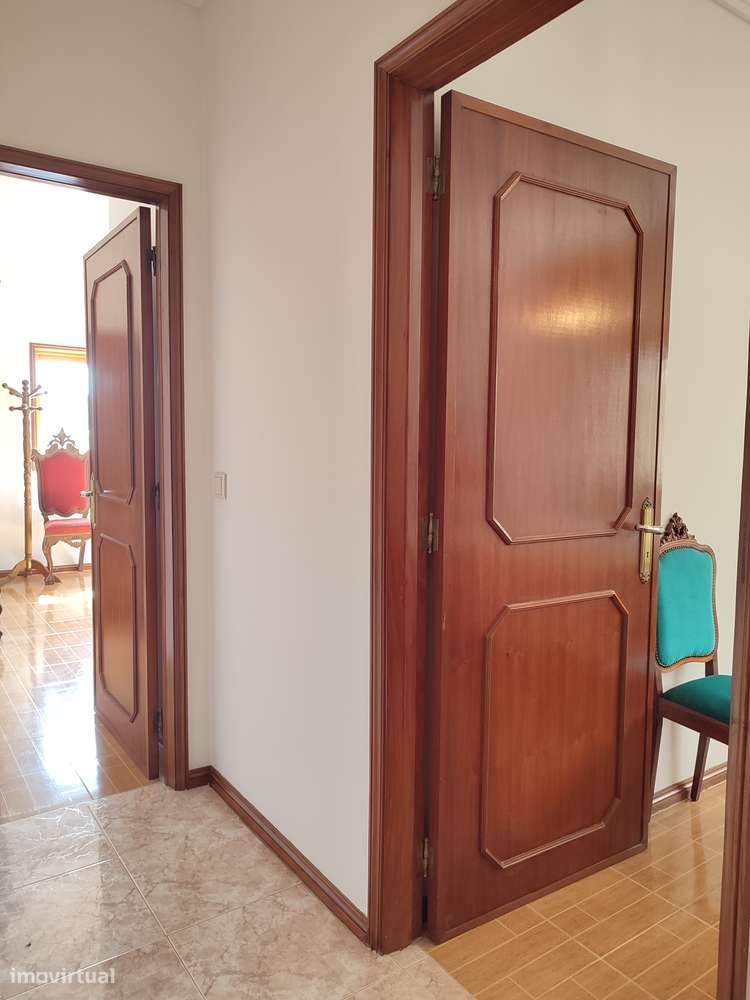 Moradia térrea com 4 frentes, garagem, anexos, jardim e bons acessos-22