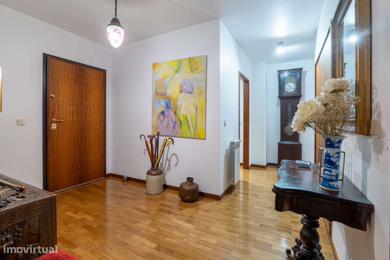 Apartamento T5 Com Excelentes Áreas em Matosinhos-18