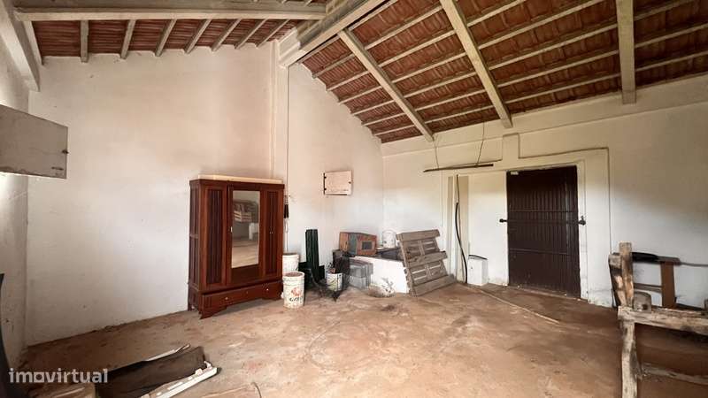 Armazém com Potencial para Moradia no Centro do Cadaval!-11