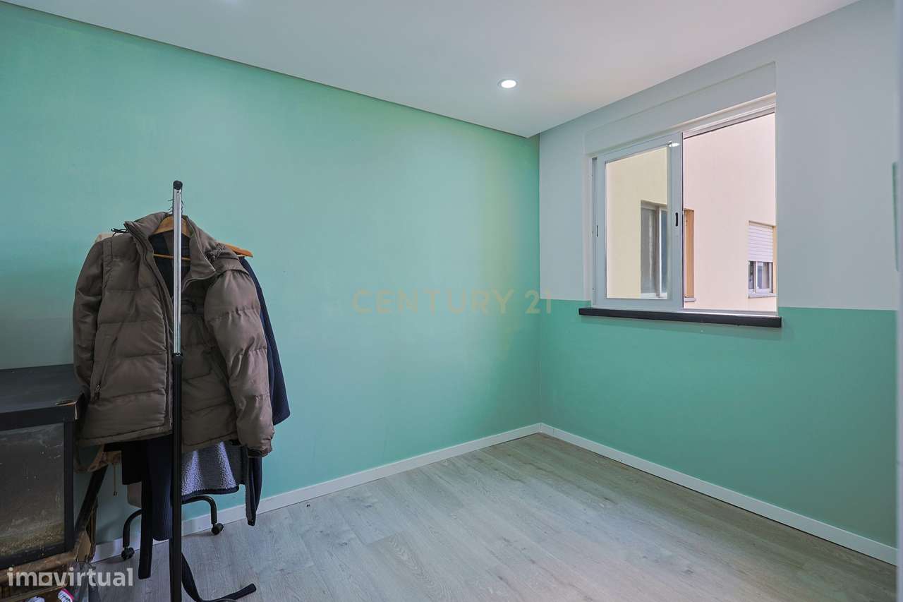 Apartamento T2 Renovado em Corroios, Seixal-12