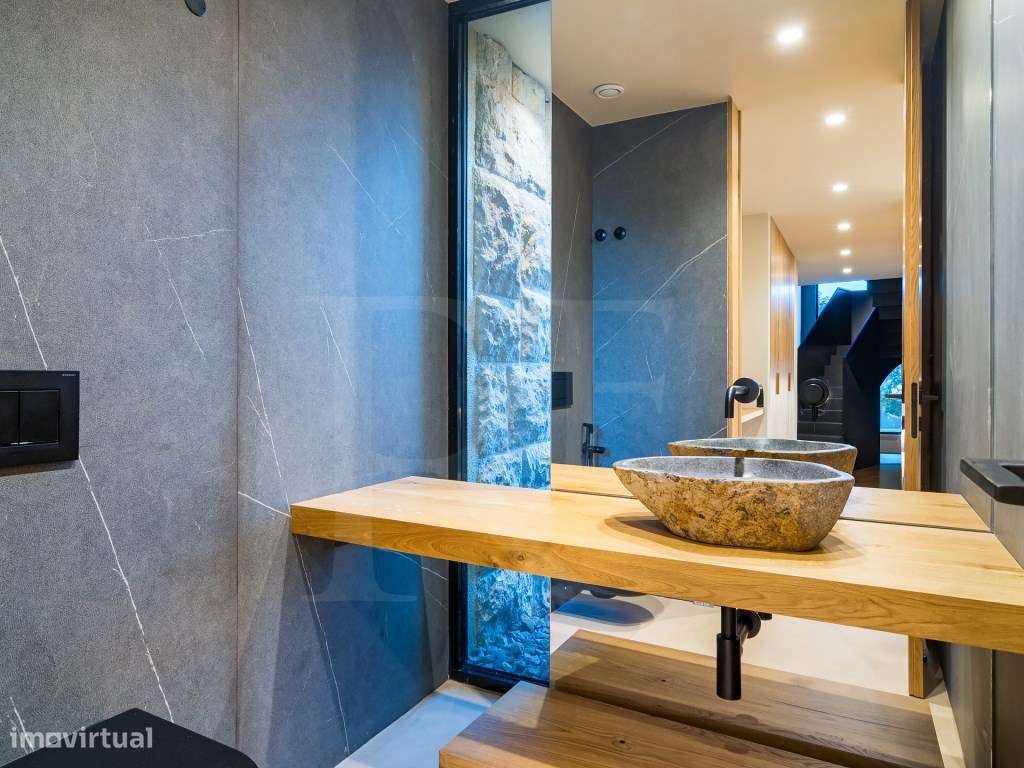 Moradia T5 com acabamentos de luxo e vista panorâmicas sobre a Baia...-7