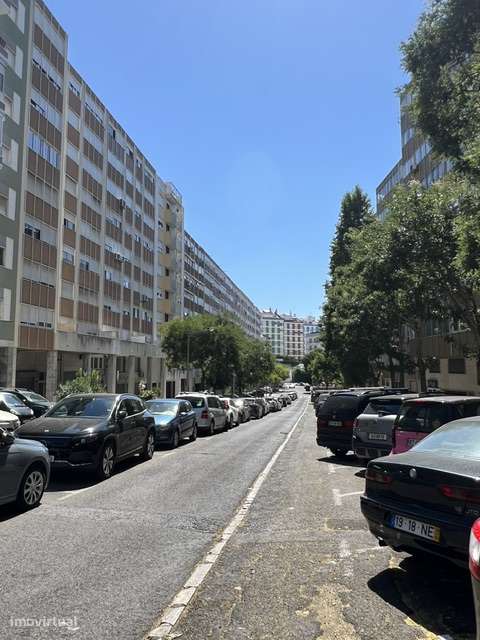 Oportunidade de Investimento, loja c/dois pisos em Benfica!-3