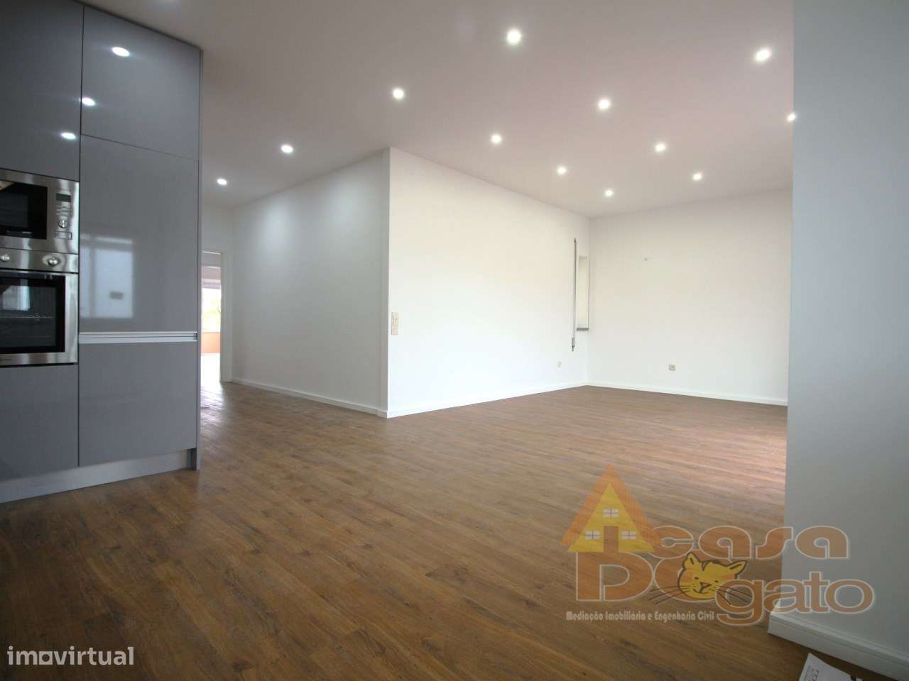 Apartamento Remodelado com boas varandas-24