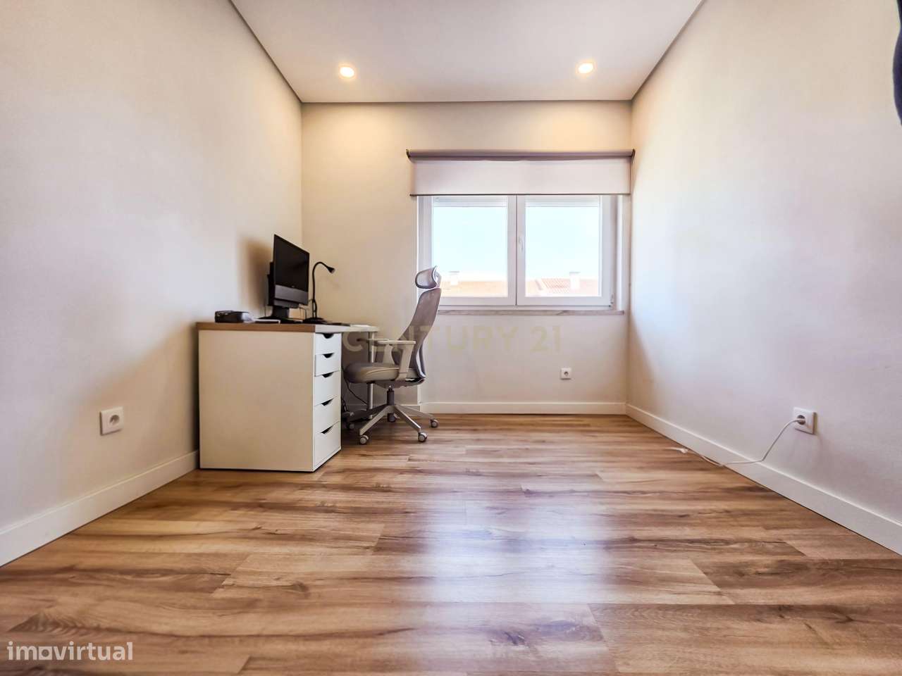 Apartamento Renovado com três Frentes em Verderena, Barreiro-17