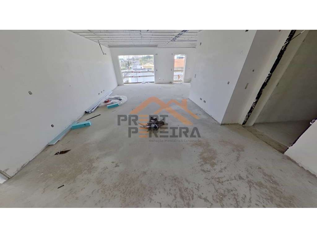 Apartamento T3, localizado em Santo António dos Cavaleiros. - Grande imagem: 4/18