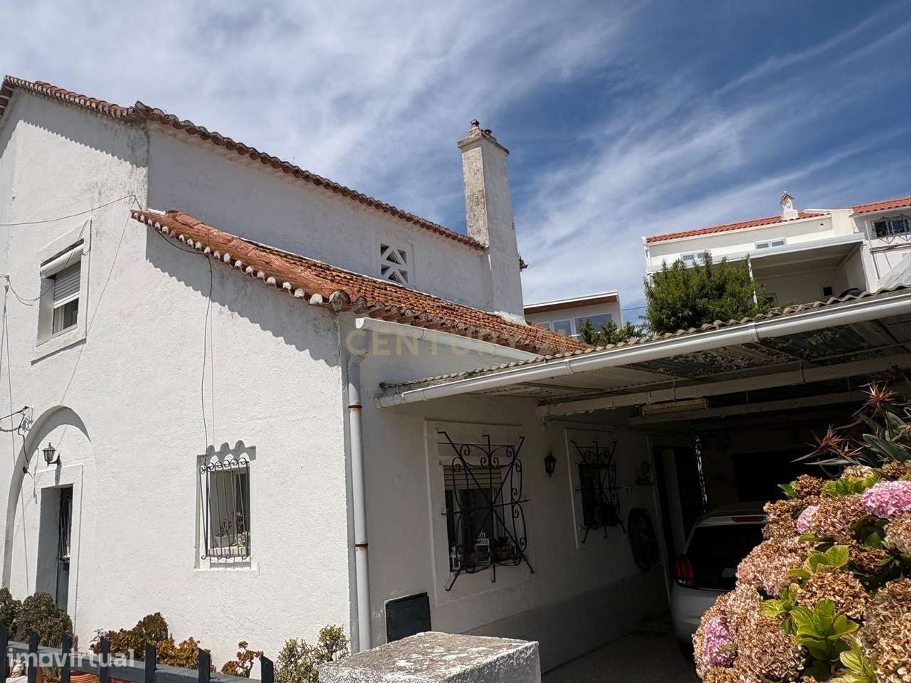 Moradia Geminada em Almada com Estacionamento e Luz Natural-12