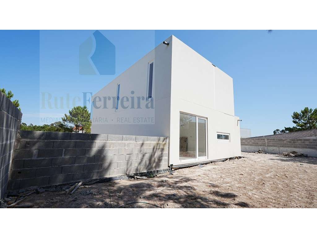 Moradia de design contemporâneo e inovador na Portela da Vila, Torr...-8
