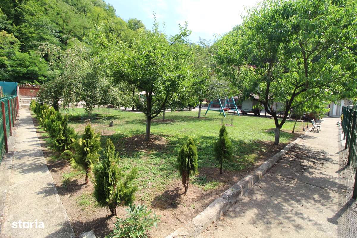 Vând casă P+E+M în Govăjdia, la 14km de Hunedoara, teren 1100mp, garaj-3