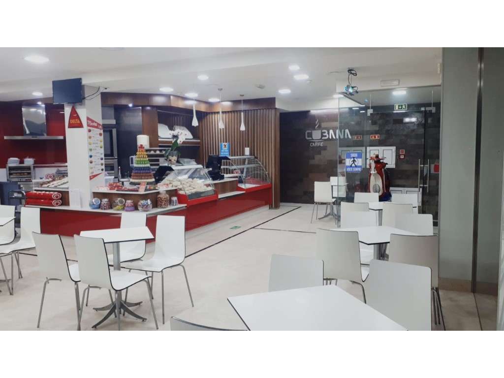 Pastelaria - Café 'Cubana' em funcionamento na Praia da Vieira. - Grande imagem: 4/16