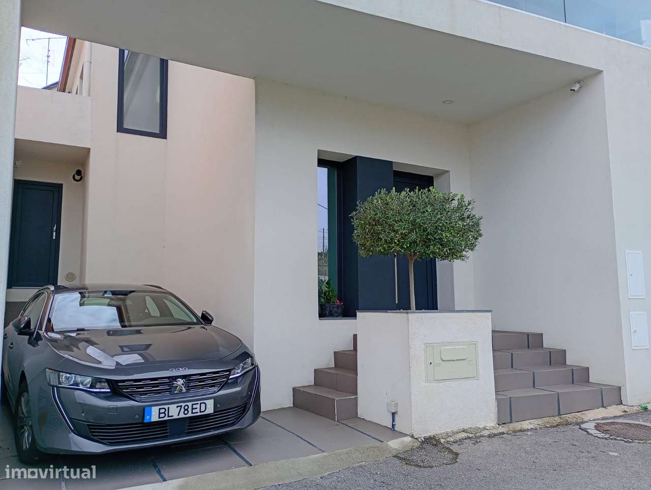 Vende se moradia V3 arquitectura moderna pronta habitar - Grande imagem: 4/17