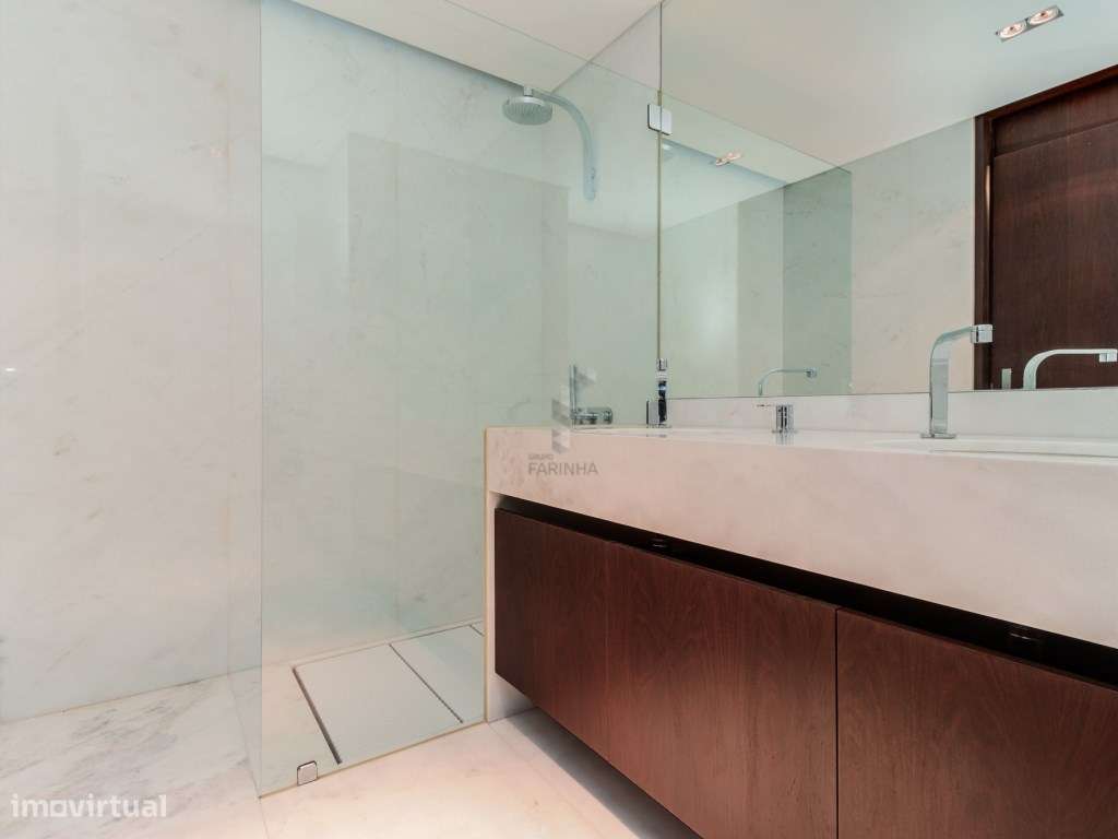 Apartamento T4 de elevado padrão, pronto a habitar na zona nobre do...-11