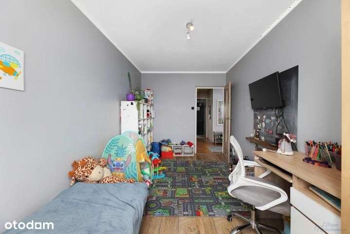 Trzypokojowe mieszkanie w niskim bloku-7