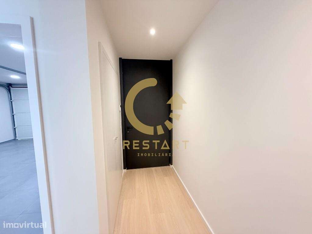 Moradia T3 com 3 suites e garagem para 2 carros - Grande imagem: 2/43